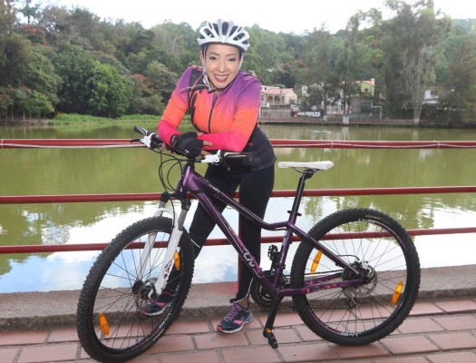 Lissi disfruta hacer ciclismo, adora la naturaleza de Honduras.