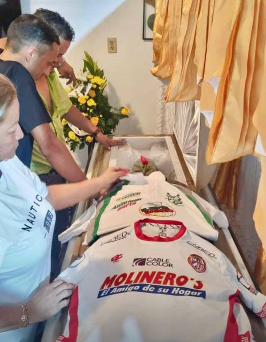 Familia, futbolistas y directivos despiden en velorio a la leyenda Hermelindo Cantarero