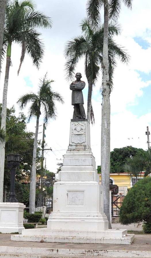 Plazas y parques de la capital están totalmente descuidados y sucios