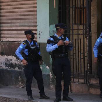 Agentes de las diferentes direcciones de la Policía permanecen en la Divanna en busca de responsables de la masacre en Comayagüela.