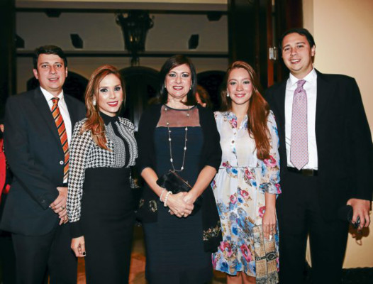 Música, danza y humor en noche de cabaret