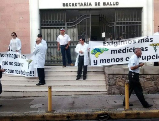Con plantón, médicos exigen aumento salarial