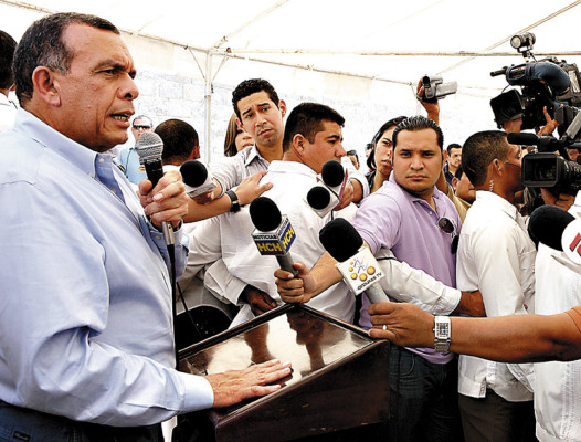 Lobo reitera que quiere regular medios en Honduras