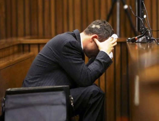 Pistorius vomitó al oír los detalles de la autopsia de su novia