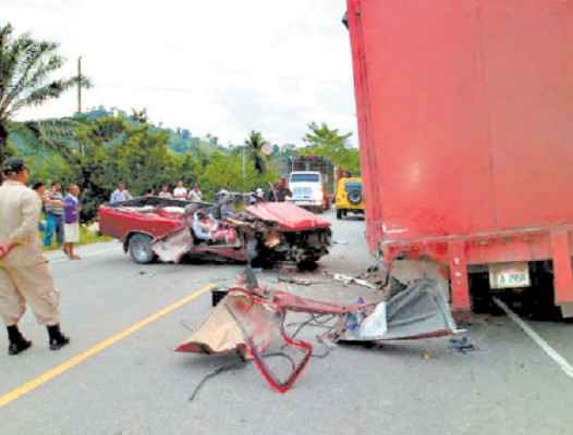 Madre y sus dos hijas mueren en accidente en Tela