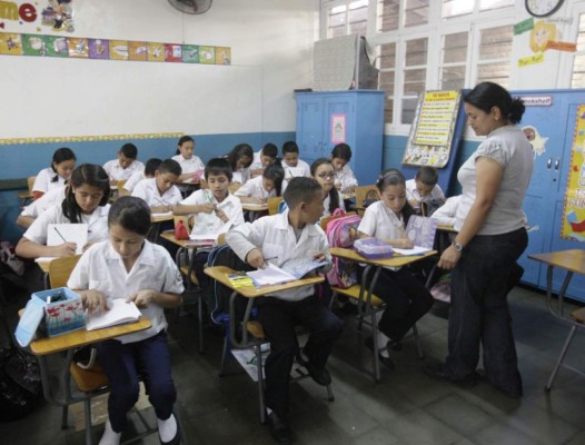 Educación justifica la suspensión de nombramientos de docentes