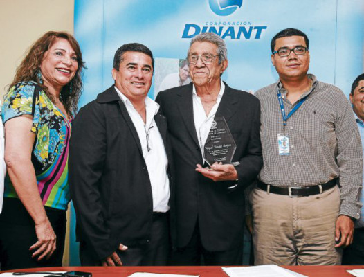 Miguel Facussé recibe placa de reconocimiento