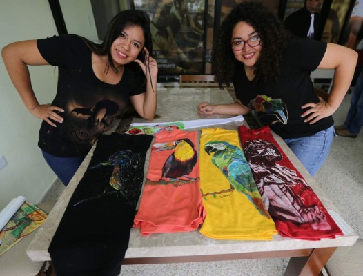 Elder Mejía, el artista gráfico que plasma su creatividad sobre corbatas y camisetas