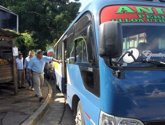 El director de Transporte padece suplicio del servicio
