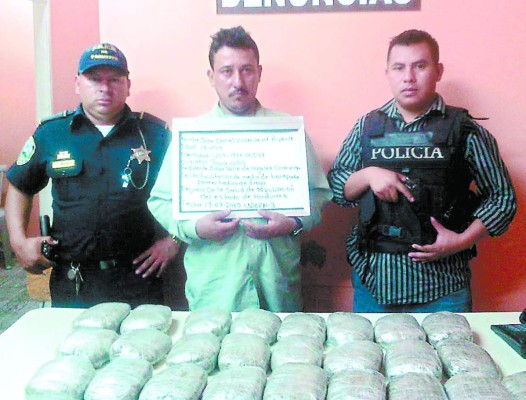 Cae con 25 paquetes de marihuana