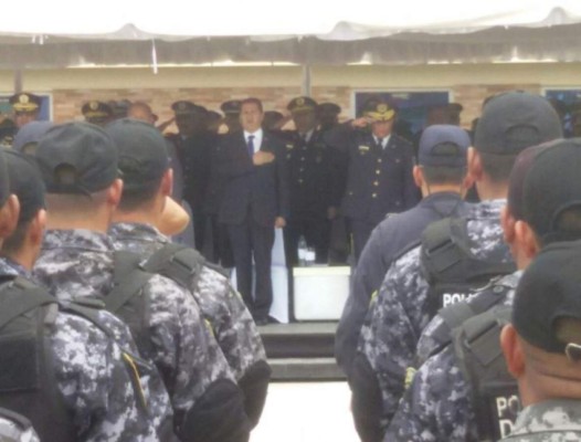 Presidente de Honduras encabeza ceremonia de ascensos policiales