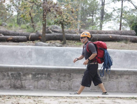 Un aventurero que vive desafiando riscos y montañas