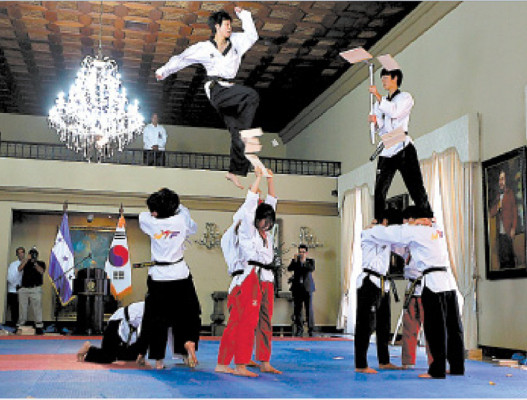 Presidente de Honduras muestra su puño firme