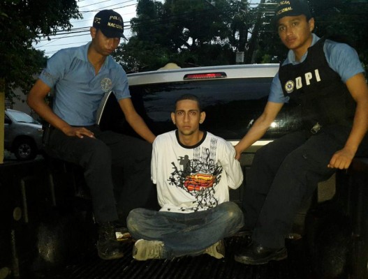 Cae pandillero de la 18 con armas y carro robado en Chamelecón