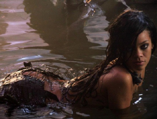 Una Rihanna muy sensual y explosiva