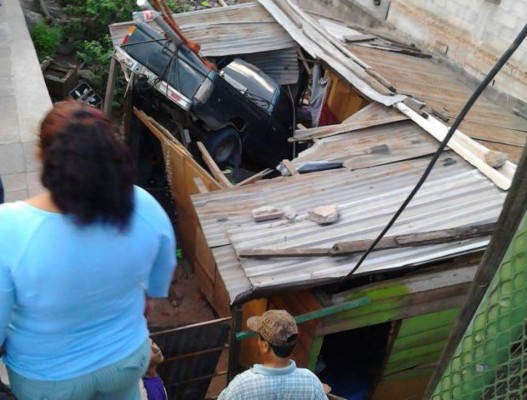 Vehículo cae de puente en Tegucigalpa