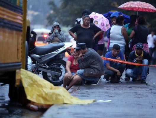 Un estudiante y un menor mueren tras tiroteo en bus