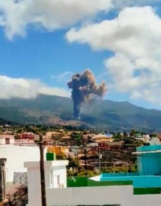 Temor y evacuaciones: Tras 50 años de inactividad entra en erupción un volcán en España