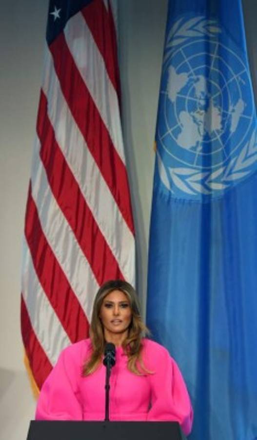 ONU: críticas a Melania Trump en redes sociales por vestido fucsia flúo de Delpozo