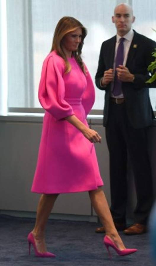 ONU: críticas a Melania Trump en redes sociales por vestido fucsia flúo de Delpozo