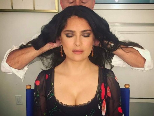 Salma Hayek presume sus canas, orgullosa de su apariencia a los 51 años