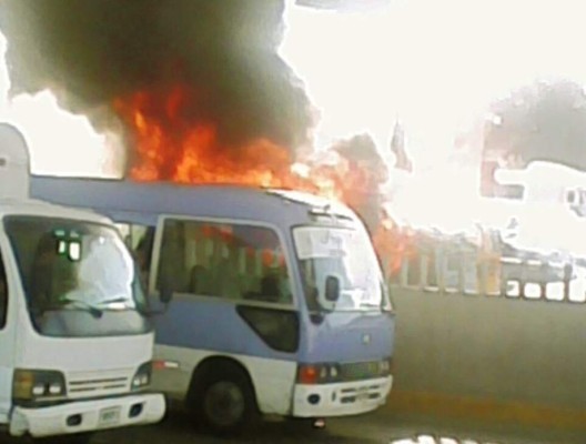 Bus arde en llamas en bulevar Fuerzas Armadas&nbsp;&nbsp;