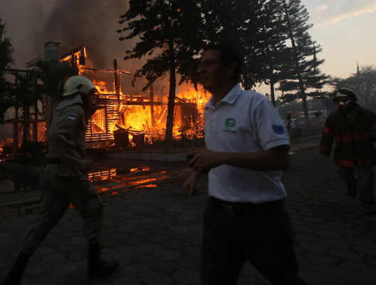 Voraz incendio reduce a cenizas del Instituto de Conservación Forestal
