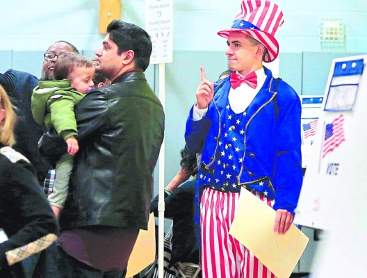 Emoción, color y civismo en la cita con la democracia