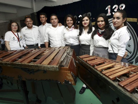 Desfile y música de marimba en el 138 aniversario del Instituto Central