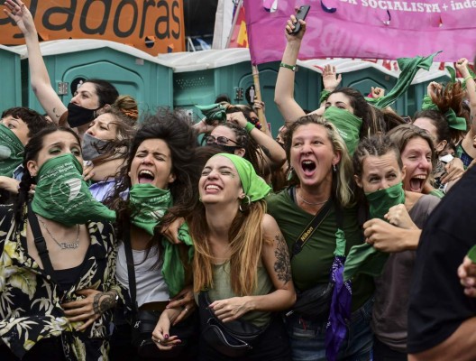 Entre llanto y gritos, Argentina reacciona ante legalización del aborto (FOTOS)