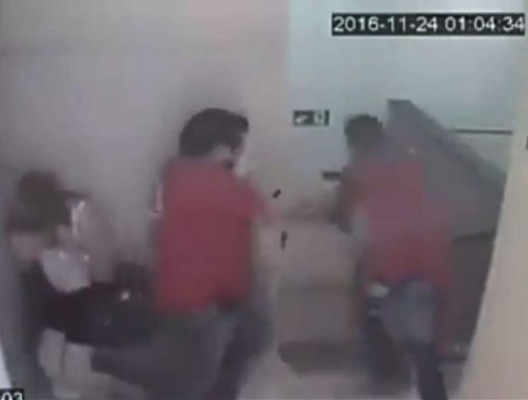 Video: Sin pensarlo dos veces 'justiciero' dispara contra dos presuntos delincuentes