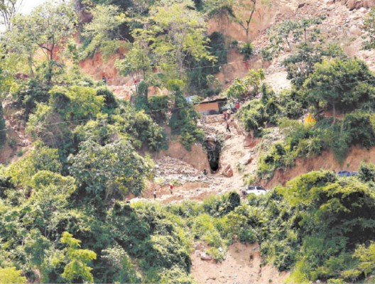 Cuerpos de los ocho mineros están a 300 metros del acceso al túnel