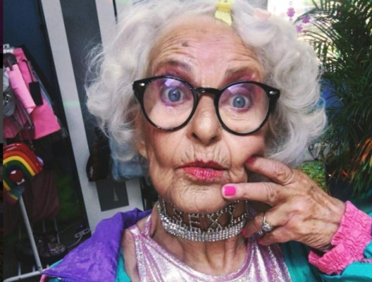 Abuelita de 69 años rompe internet con su peculiar y colorida forma de vestir