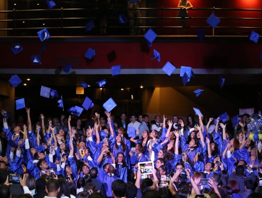 Seniors de la International School escalan un peldaño más