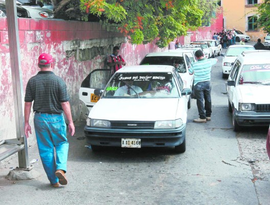 Taxistas acuerdan rebajar un lempira a servicio colectivo