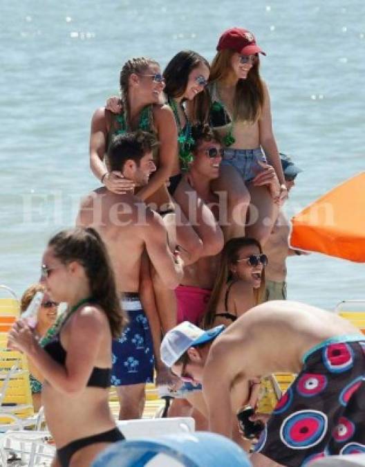 Hermosas mujeres adornan playas de Fort Myers, ciudad de preparación de Honduras ante EEUU