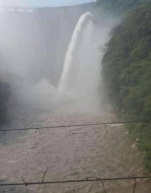 Así se ejecuta la descarga de agua en la represa El Cajón (Fotos)