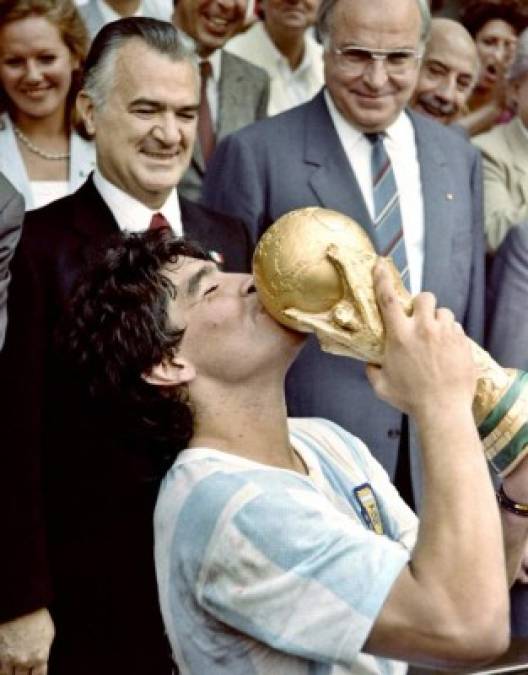 El mundo del fútbol le rinde culto a Diego Maradona en su cumpleaños 60