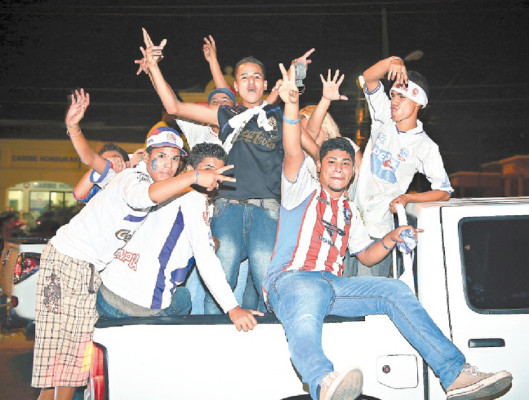 Olimpistas celebran en la calle el tetracampeonato