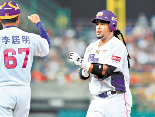 Manny Ramírez partió a Taiwán con su bate