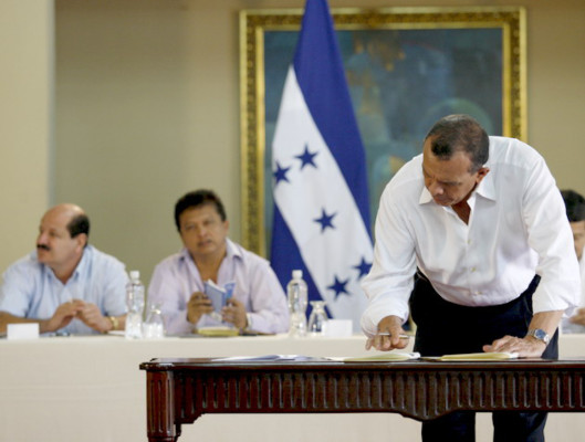 Gobierno oficializa histórico acuerdo salarial entre empresarios y trabajadores