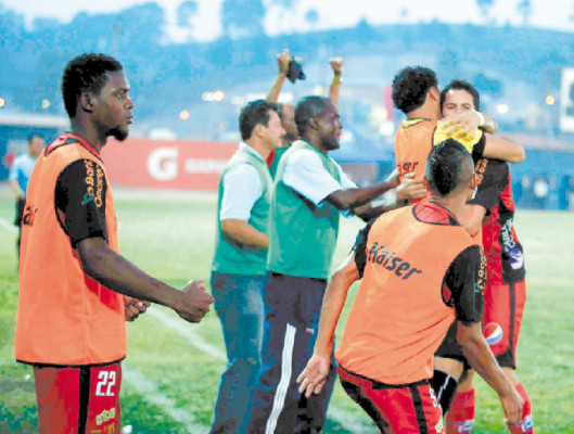 Savio salva la categoría y deja al Choloma con un pie en Segunda