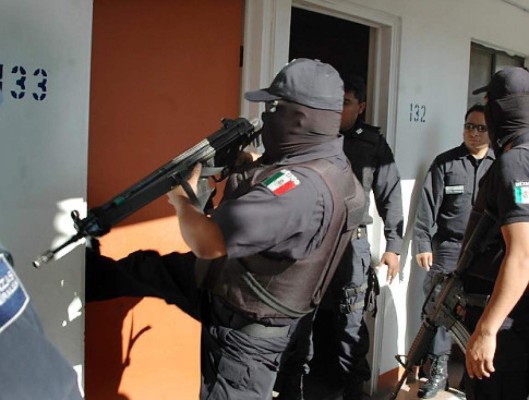 Detienen a policías por nexos con narcos