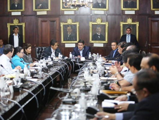 JOH instala primer Consejo de Ministros