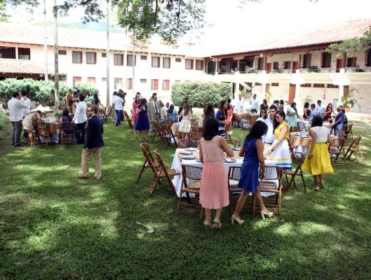 Unen sus vidas en una romántica ceremonia civil