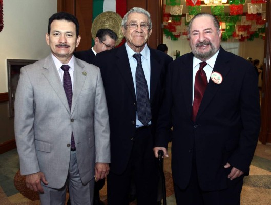 Brindan por aniversario patriótico de México