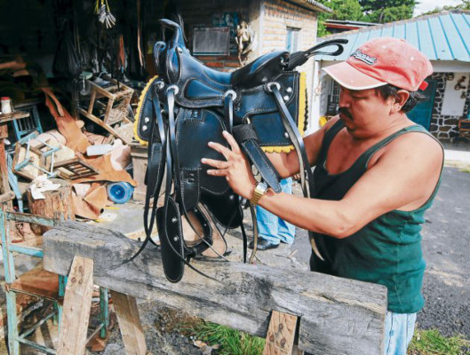 Cuero, hierro y barro transformados en artesanías