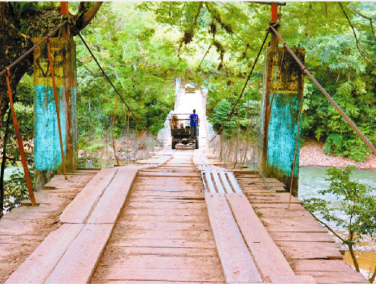 A punto de caer puente colgante de Ojos de Agua