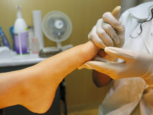 Échele una 'manita” a sus pies