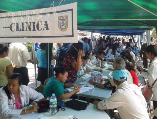 FF AA realizan brigada médica en Parque Central